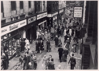 Vue des acheteurs dans Trinity Street, Leeds, 1956 - English Photographer